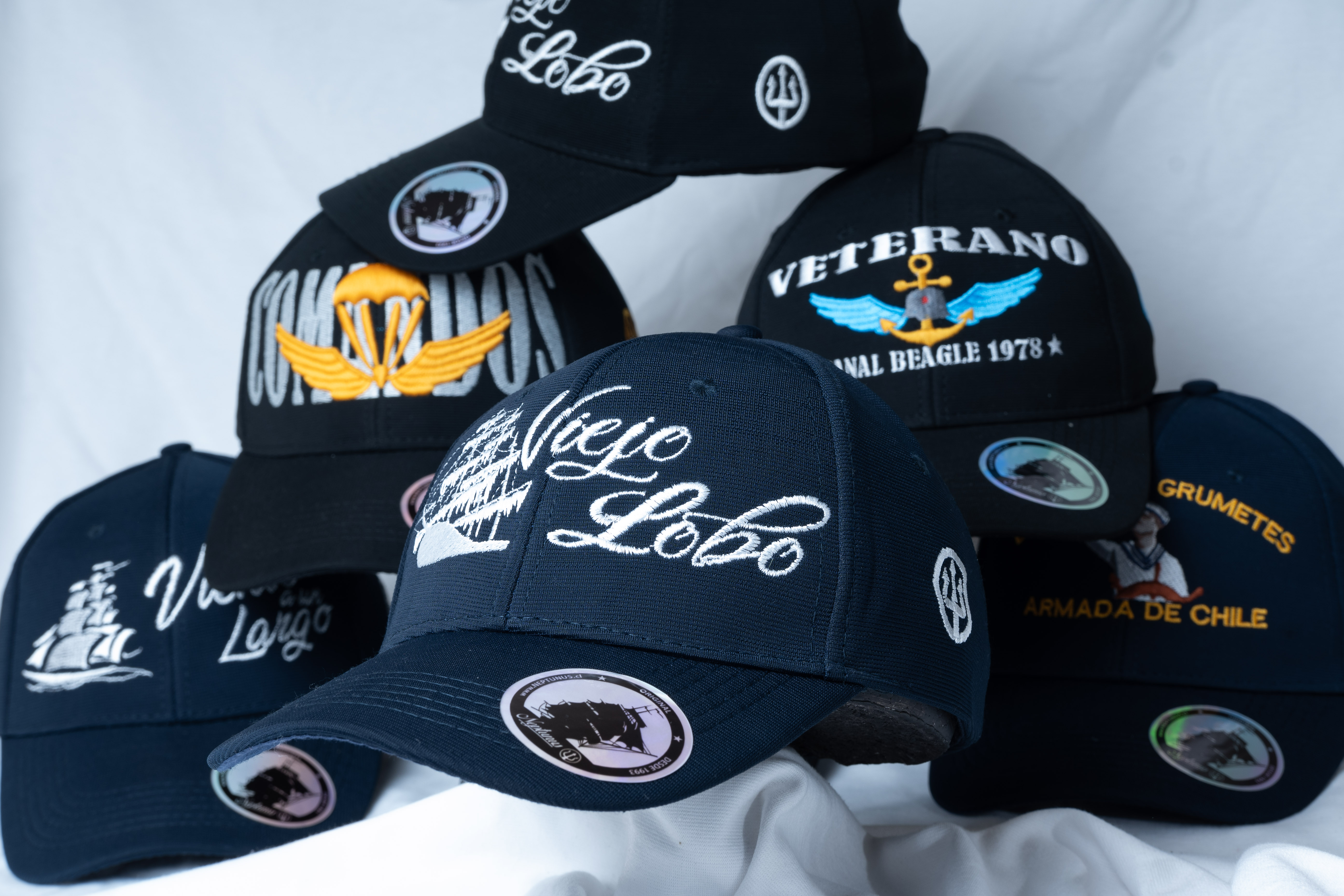 grupo de gorros bordados nauticos