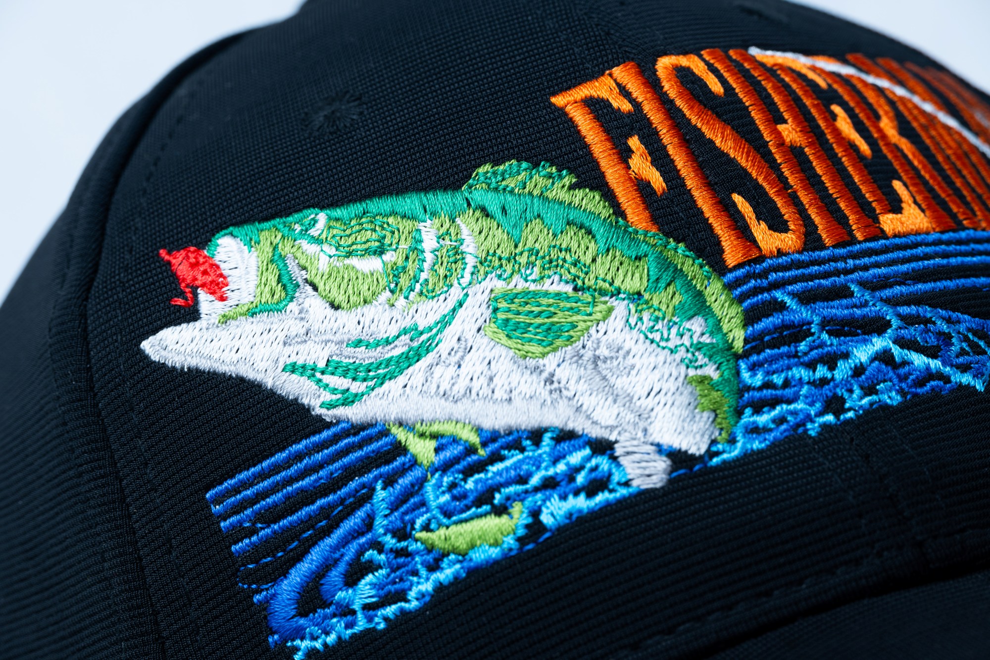 gorro bordado de pesca con hermoso pez