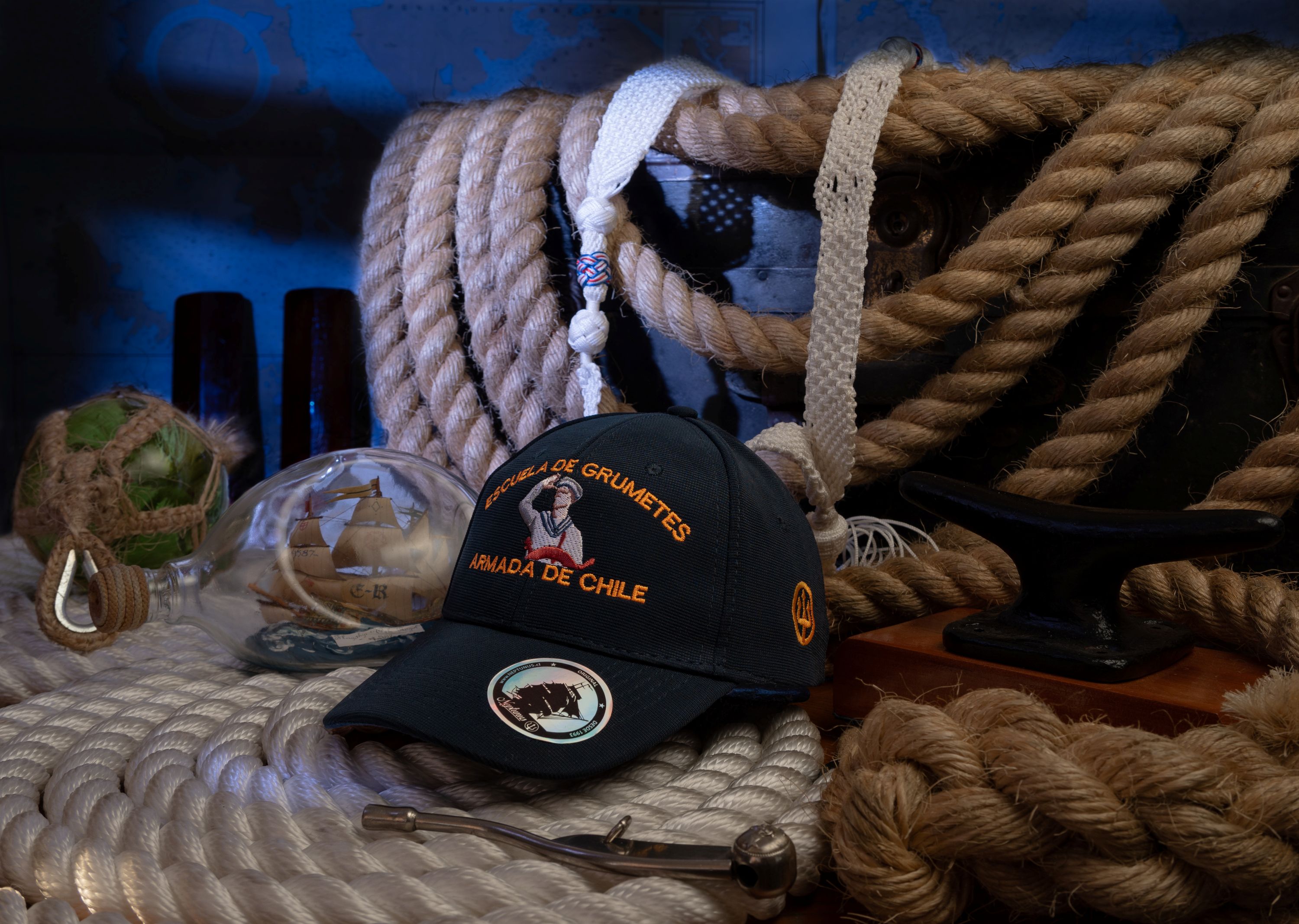 gorro nautico bordado en un ambiente naval
