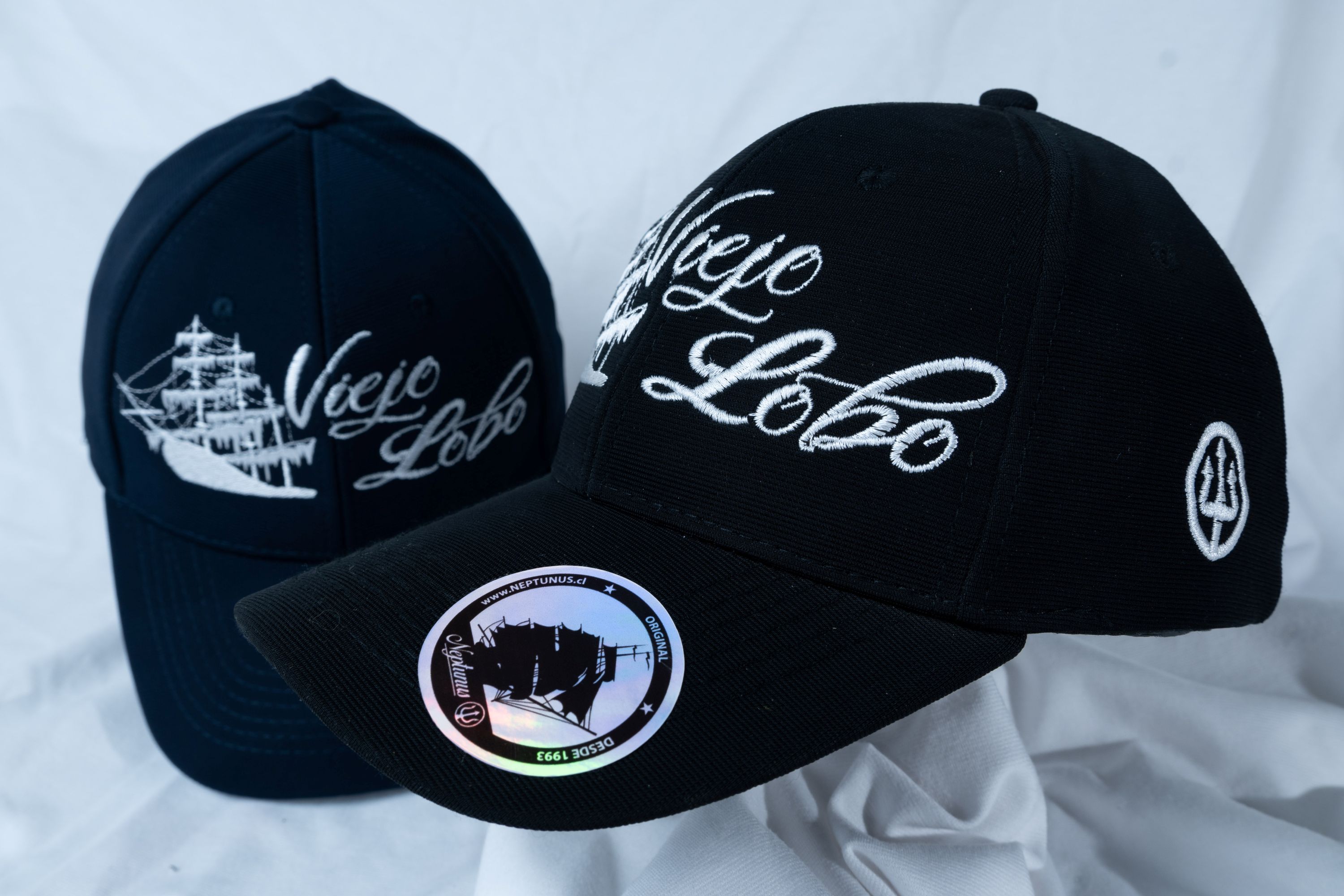 Gorro bordado nautico con velero viejo lobo