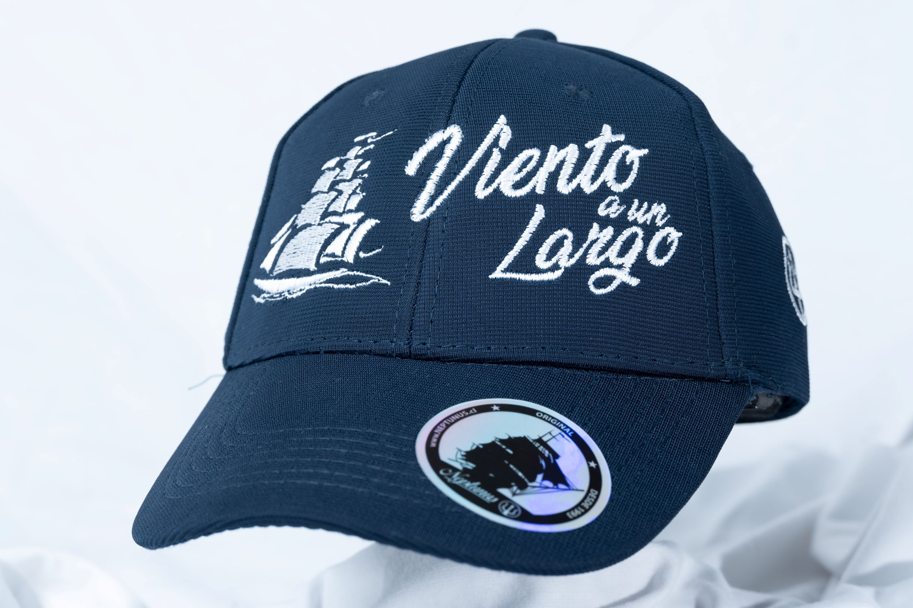 Gorro bordado viento a un largo